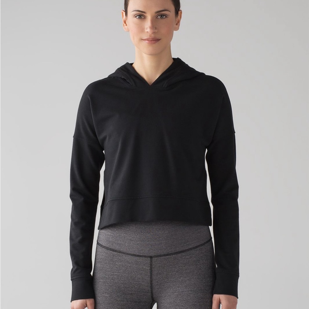 Lululemon Cut Above Pullover
Black size M/L 6/8